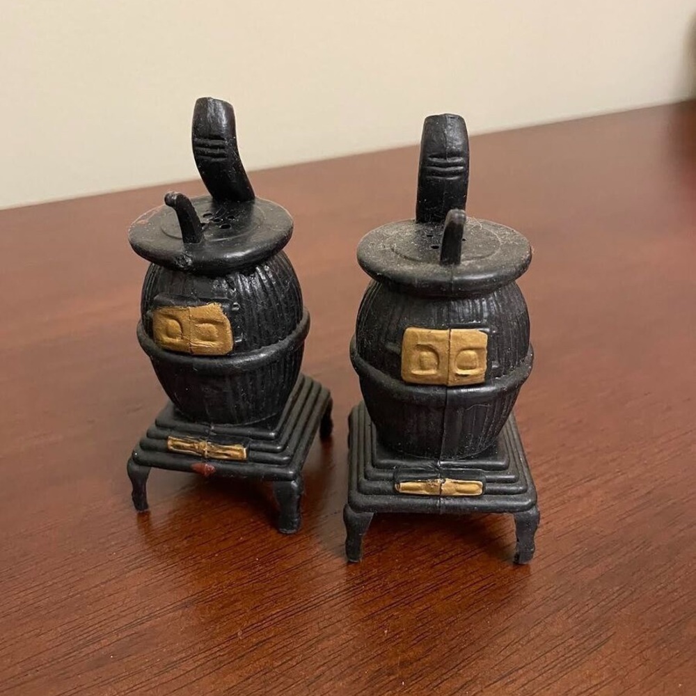 🔥🔥Vintage Pot Belly Stove Salt & Pepper Shakers Plastic